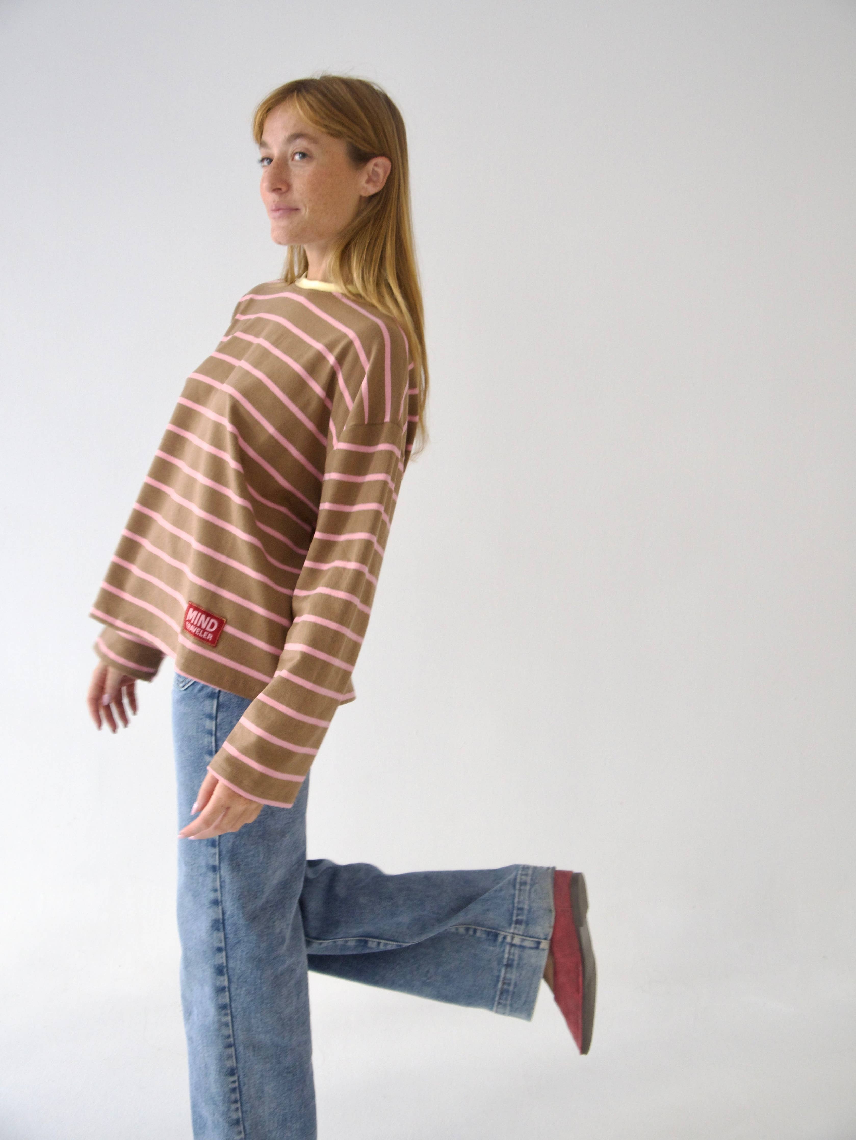 Míriam Brown and Pink T-shirt