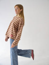 Míriam Brown and Pink T-shirt
