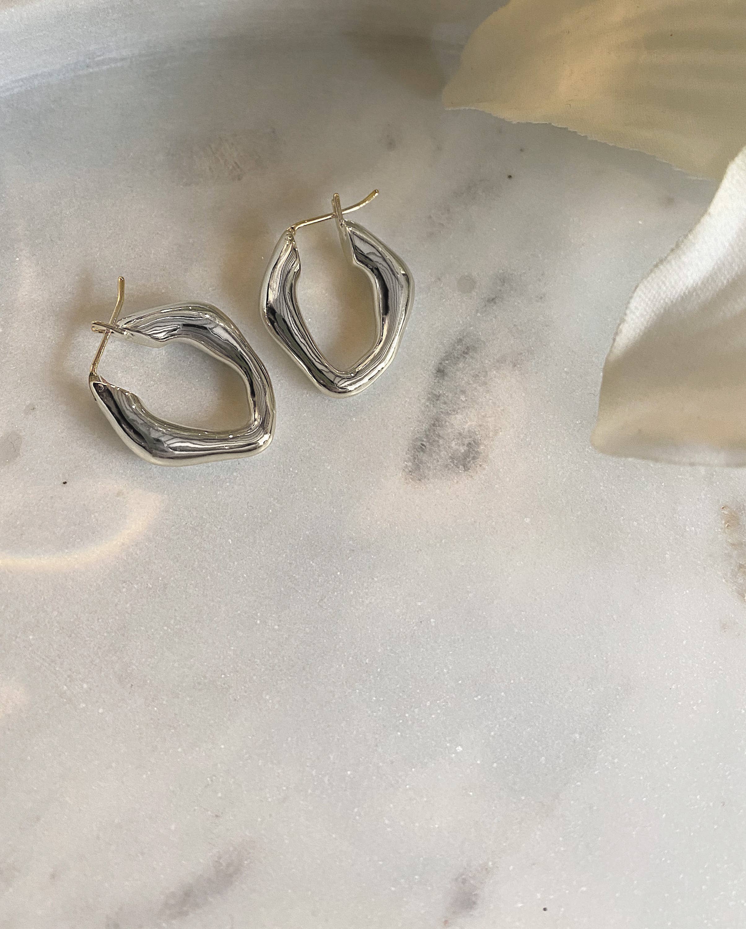 Signature Creolring aus Weißgold - Liv