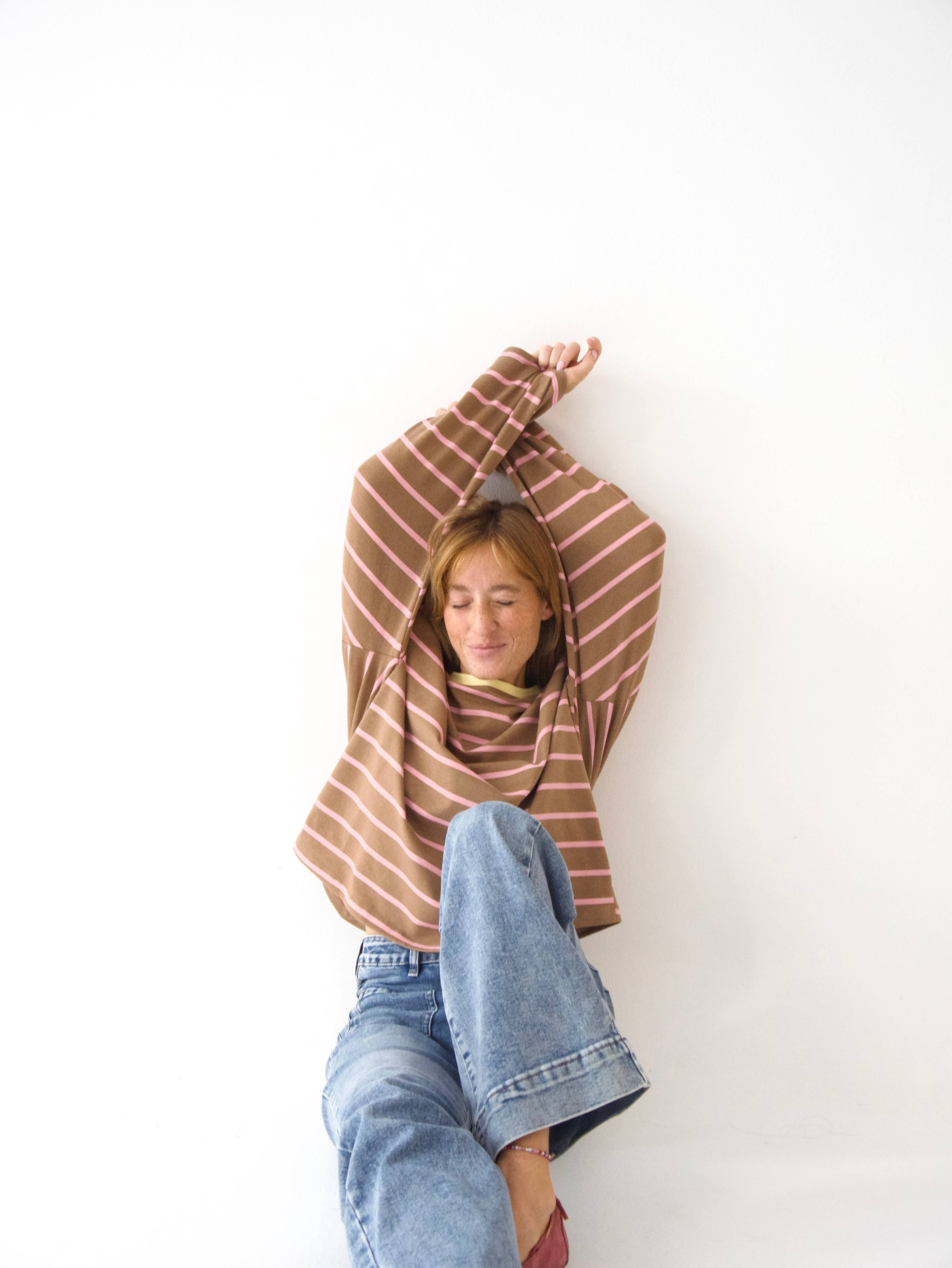 Míriam Brown and Pink T-shirt