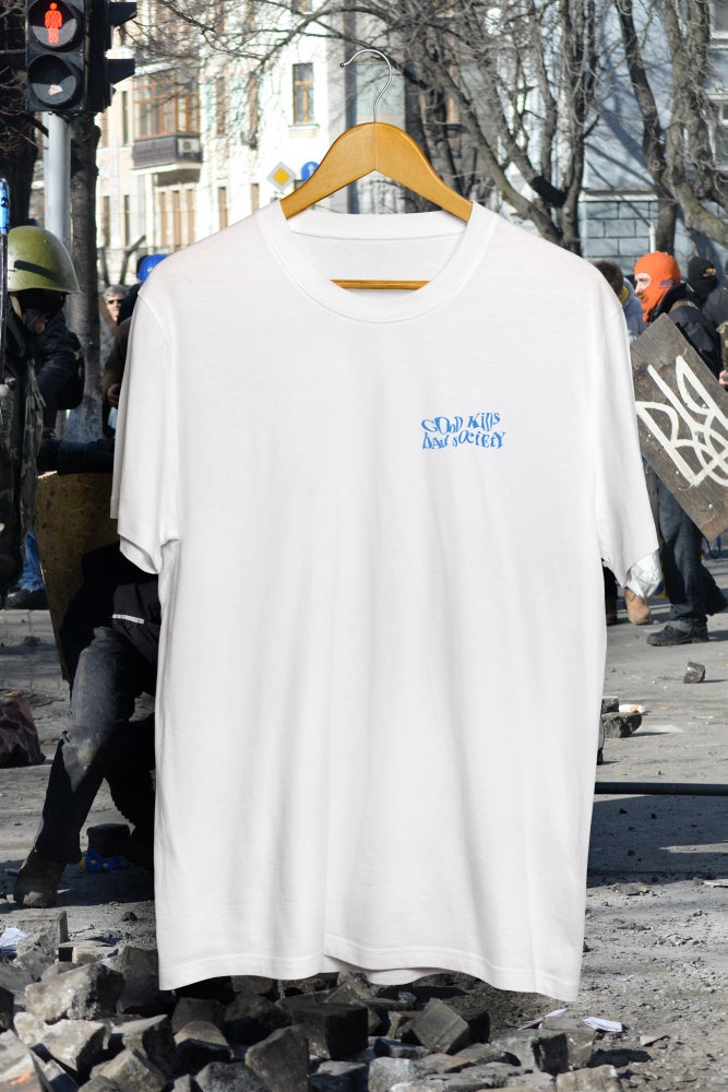 Weißes Loose Fit T-Shirt Wien Streetwear, Vorderseite mit blauem Good Kids Bad Society Schriftzug auf der Brust