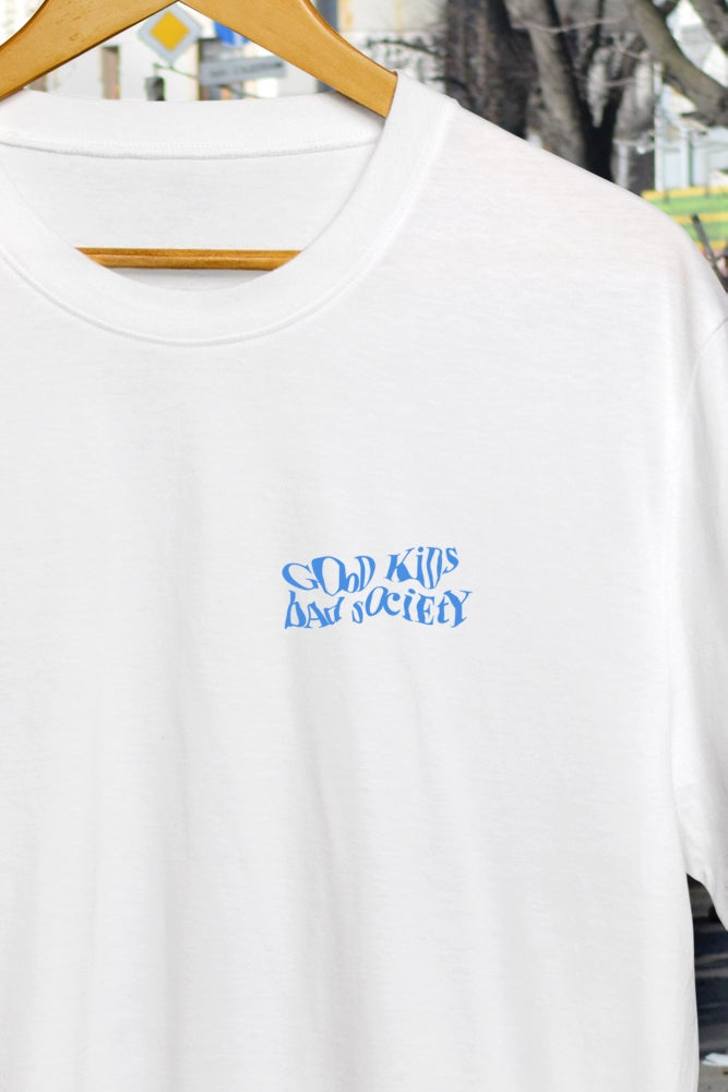 Nahaufnahme Brustprint: blauer Good Kids Bad Society Schriftzug auf weißem Wien Streetwear T-Shirt, 220g Bio Baumwolle