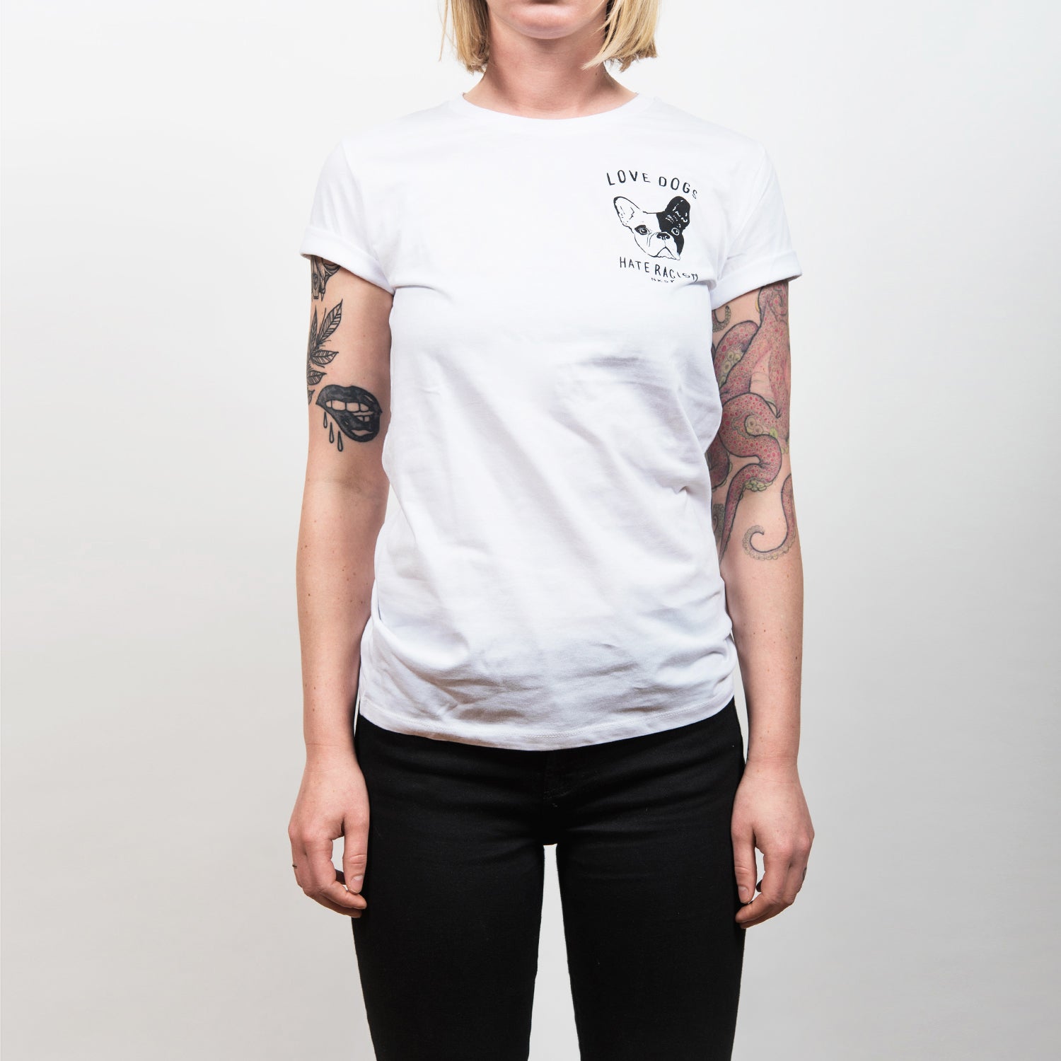 Love Dogs Hate Racism T-Shirt Weiß von NKSP – Vorderansicht am Model
